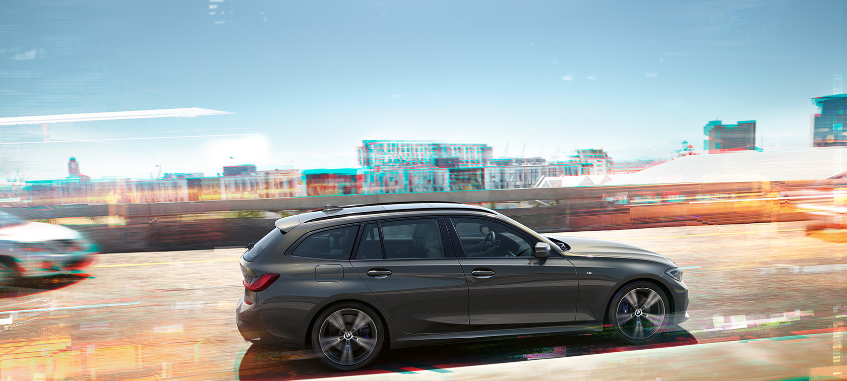 BMW Серия 3 Туринг, странична снимка в движение BMW Серия 3 Туринг, странична снимка в движение пред къщи.