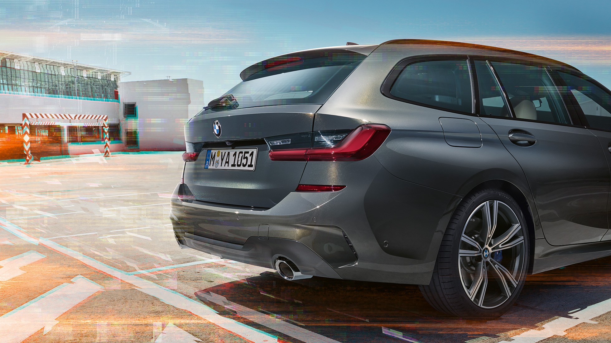 BMW Серия 3 Туринг, три четвърти снимка отзад на паркинг BMW Серия 3 Туринг, три четвърти снимка отзад на паркинг в градска среда