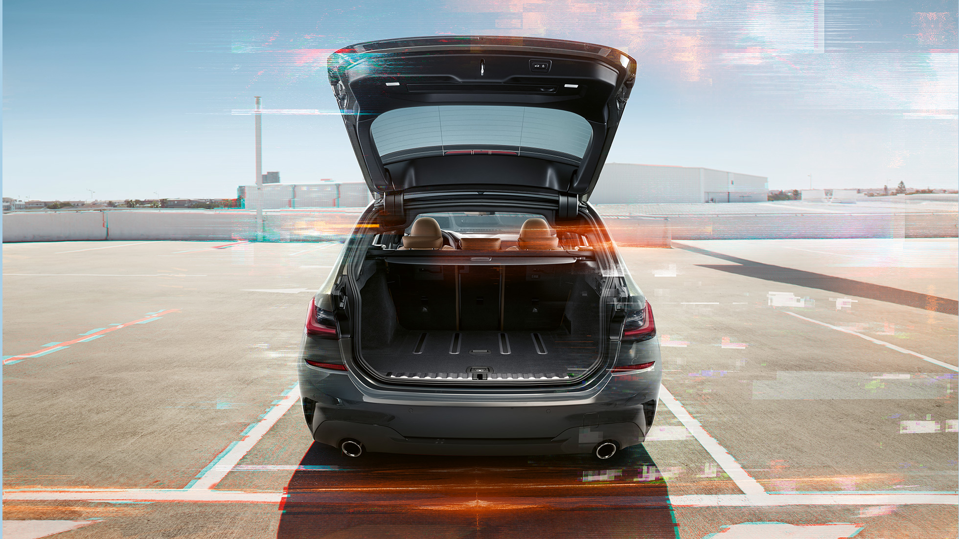 BMW Серия 3 Туринг, три четвърти снимка отзад с отворен заден капак BMW Серия 3 Туринг, три четвърти снимка отзад с отворен заден капак на паркинг в града