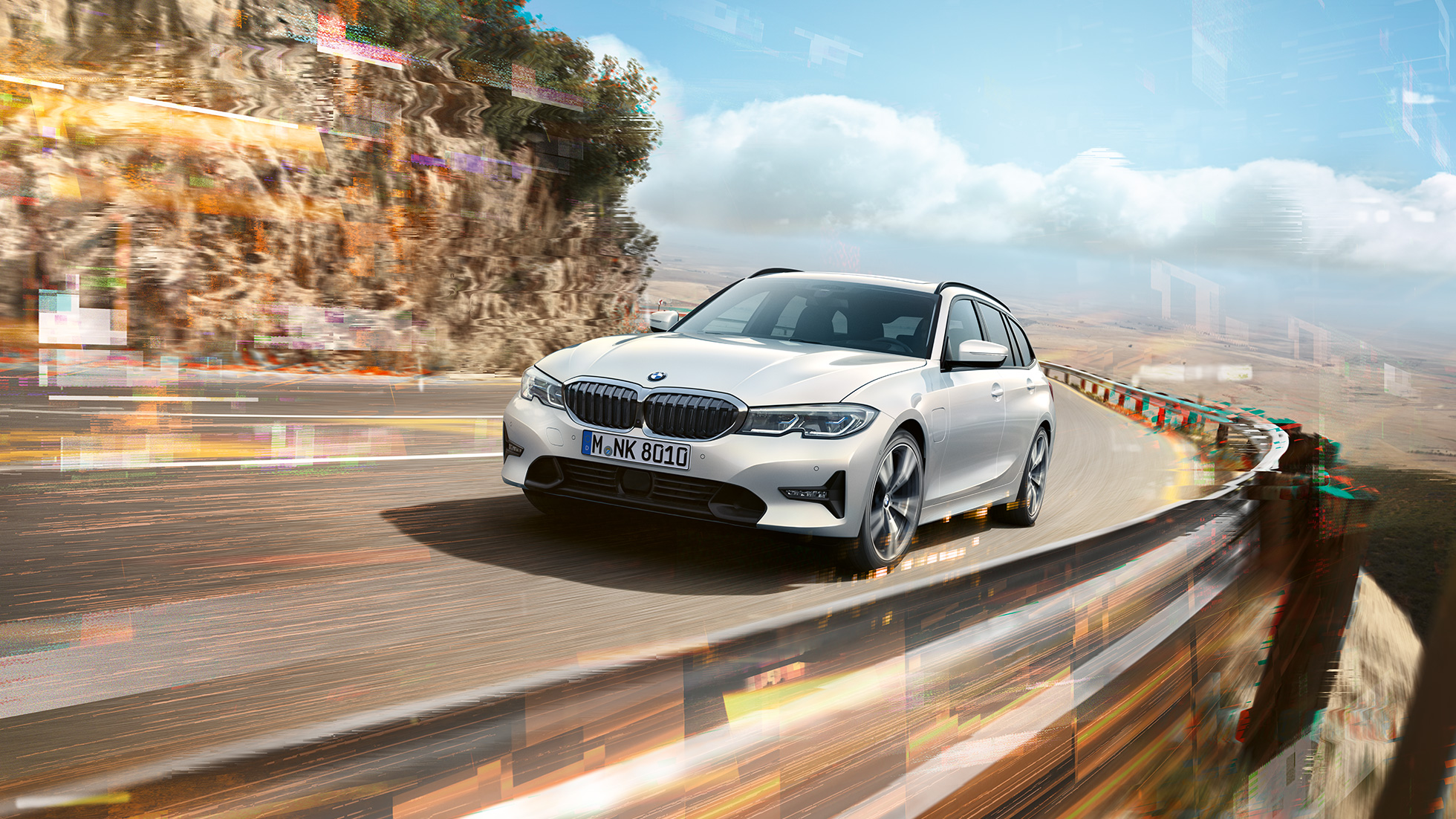 BMW Серия 3 Туринг, BMW 330e Plug-in хибрид BMW Серия 3 Туринг, BMW 330e Plug-in хибрид в движение по мост