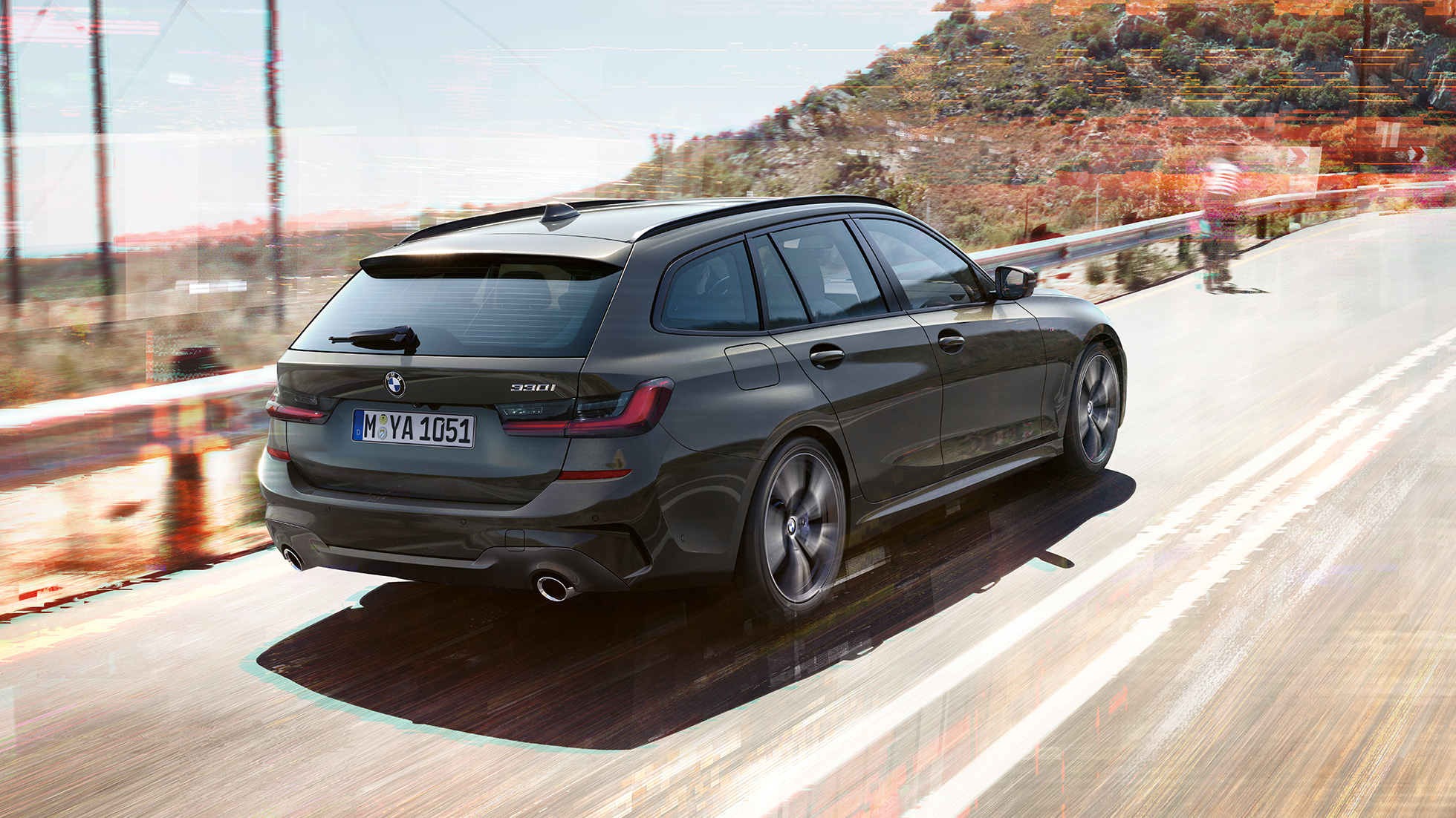 BMW Серия 3 Туринг, три четвърти снимка отзад BMW Серия 3 Туринг, три четвърти снимка отзад в движение на мост в провинцията