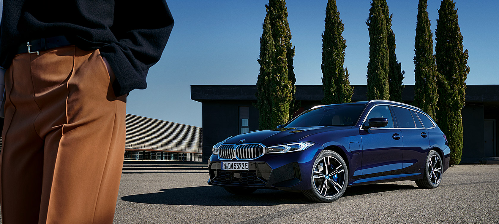 BMW Серия 3 Туринг LCI G21 Tanzanite Blue II три четвърти изглед отпред в покой пред дървета