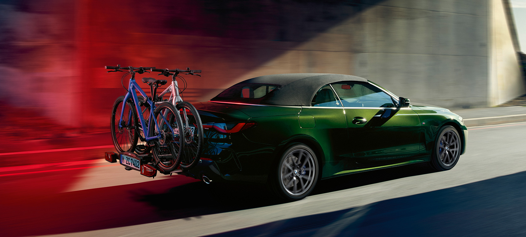 Три четвърти изглед отзад с багажник за велосипеди BMW Pro 2.0 BMW Серия 4 Кабриолет G23 2020 BMW Серия 4 Кабриолет G23 2020 Sanremo Green metallic три четвърти изглед отзад с багажник за велосипеди BMW Pro 2.0