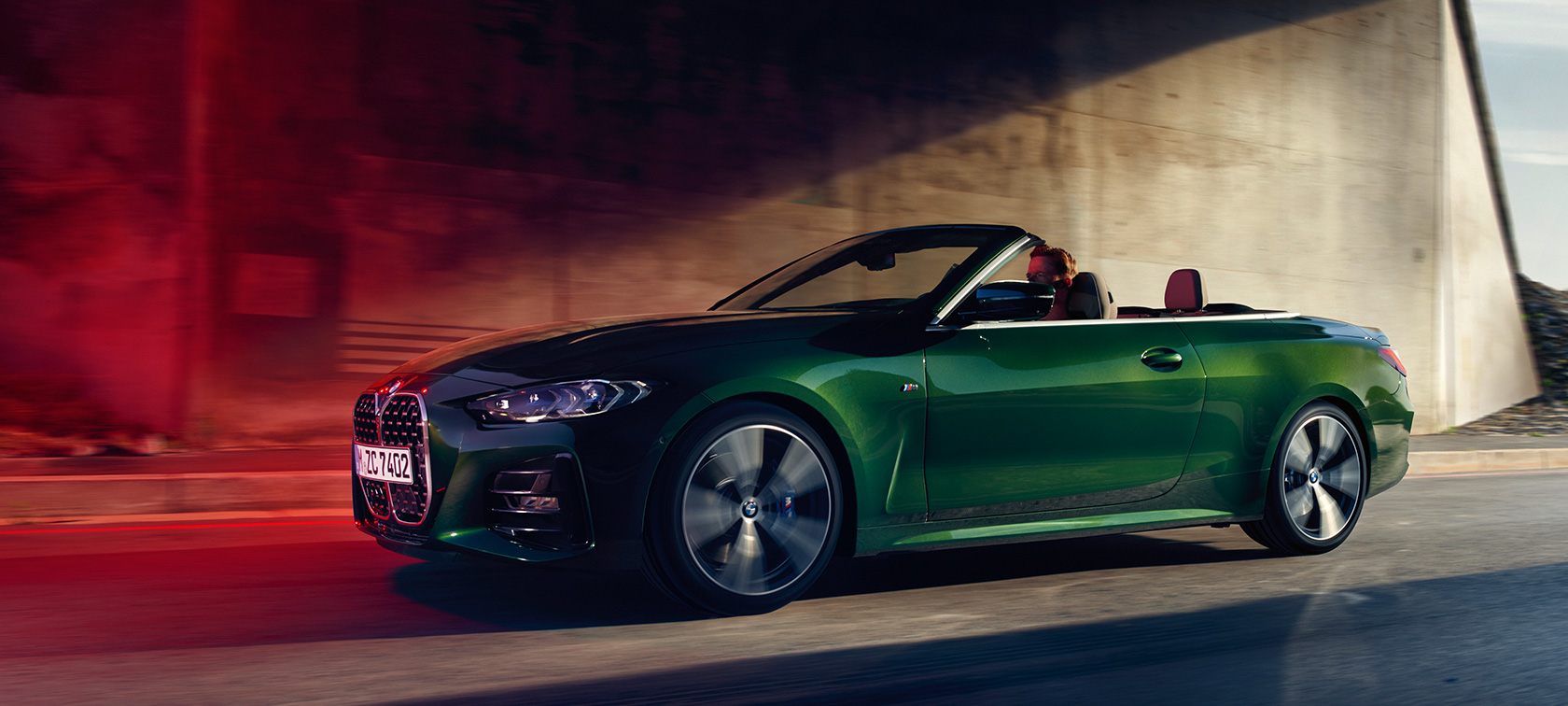 Три четвърти изглед отпред BMW Серия 4 Кабриолет G23 2020 в движение BMW Серия 4 Кабриолет G23 2020 Sanremo Green metallic три четвърти изглед отстрани в движение