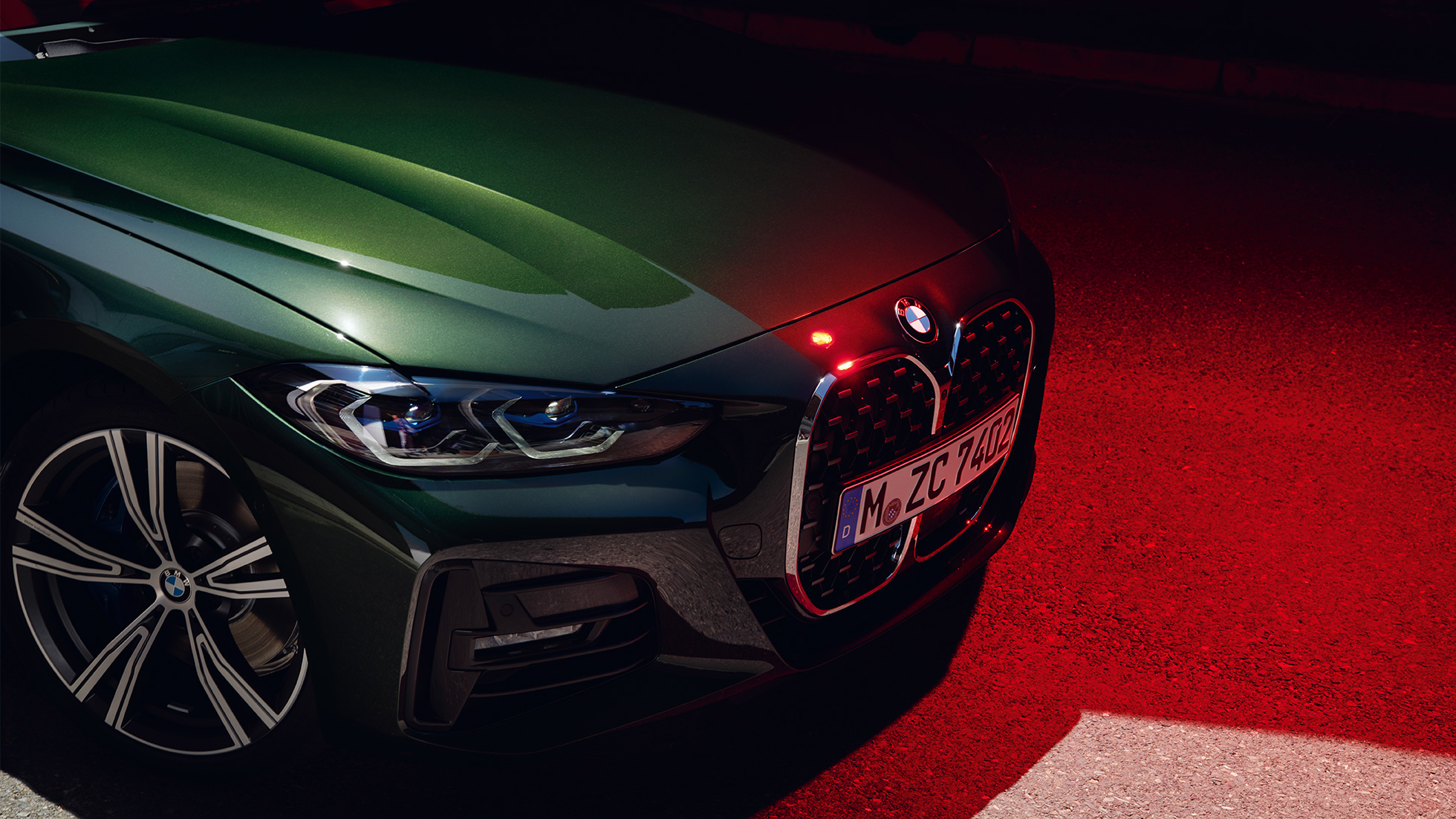Изглед отпред двойна бъбрековидна радиаторна решетка BMW Серия 4 Кабриолет G23 2020 BMW Серия 4 Кабриолет G23 2020 Sanremo Green metallic изглед отпред снимка отблизо бъбрековидна радиаторна решетка
