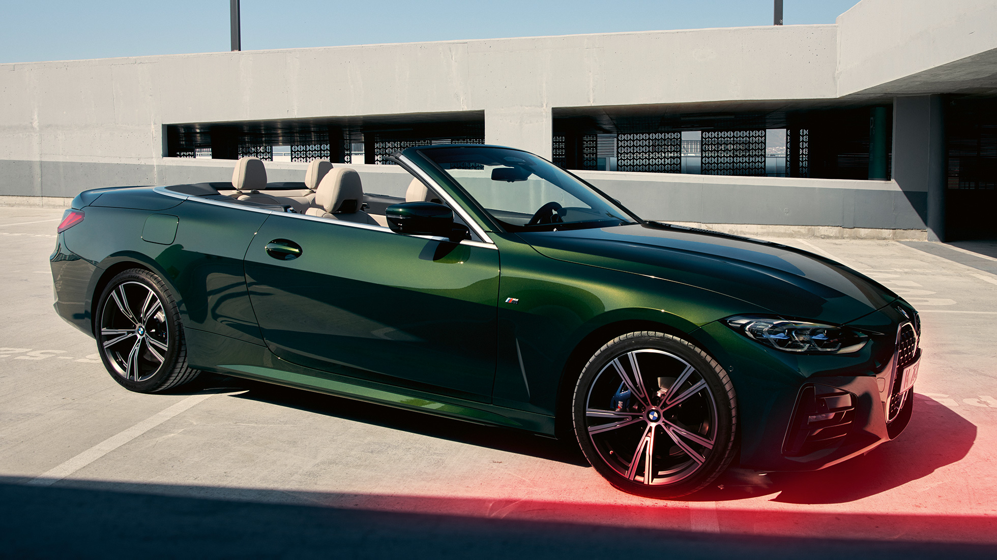 Три четвърти изглед отпред BMW Серия 4 Кабриолет G23 2020 с мъж BMW Серия 4 Кабриолет G23 2020 Sanremo Green metallic три четвърти изглед отпред с мъж до него