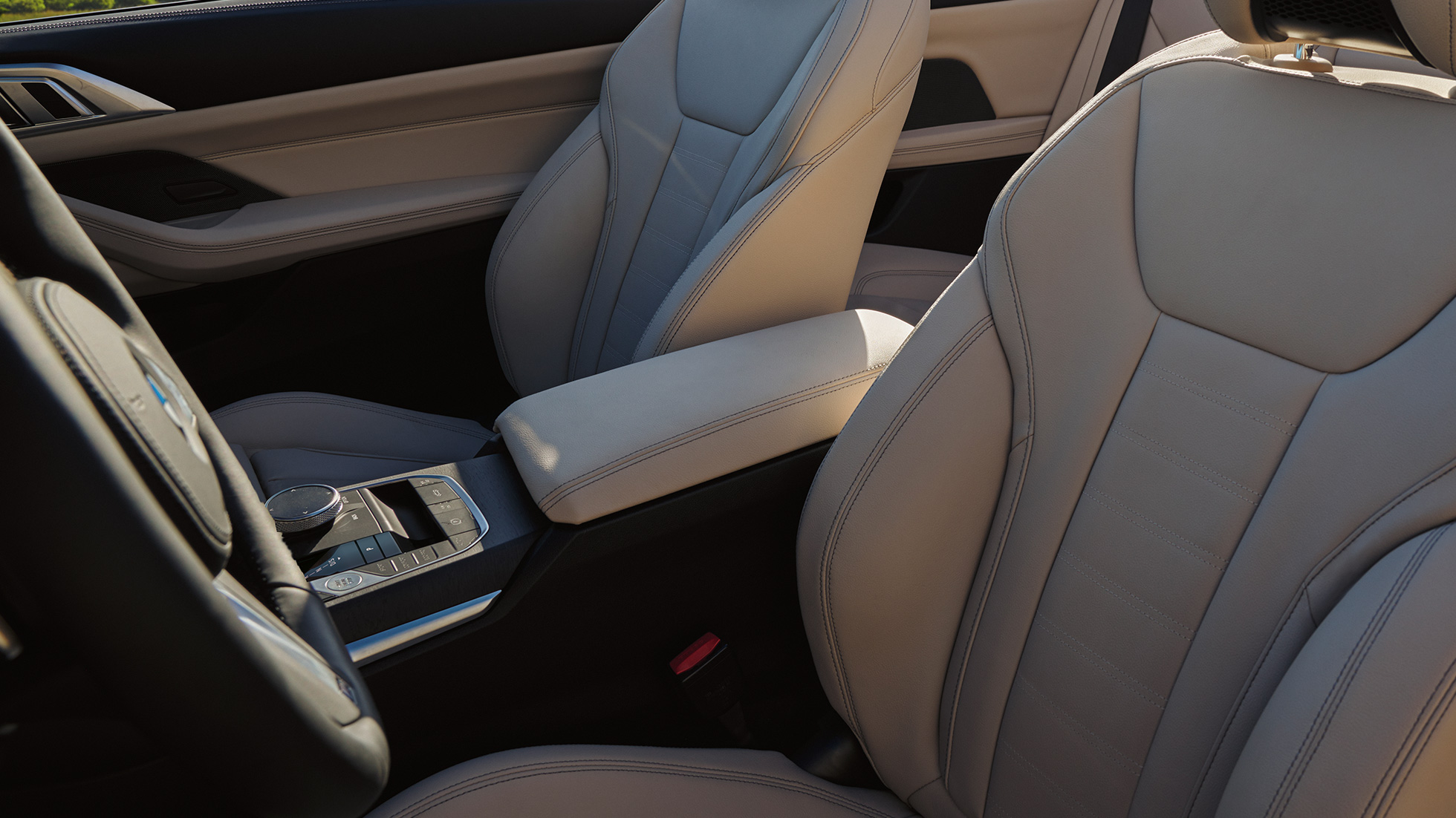 Средната конзола и седалките на BMW Серия 4 Кабриолет G23 BMW Серия 4 Кабриолет G23 2020 Sanremo Green metallic интериор средна конзола и седалки