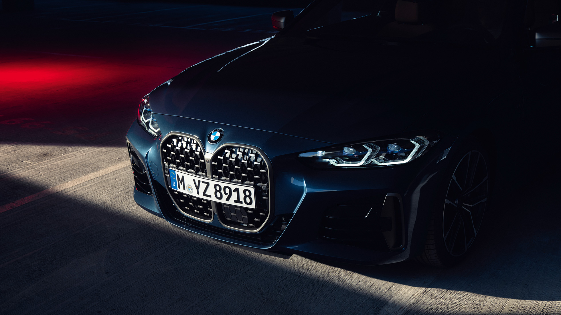 Изглед отпред бъбрековидна радиаторна решетка BMW Серия 4 Купе G22 2020 BMW Серия 4 Купе G22 2020 Arctic Race Blue metallic изглед отблизо отпред бъбрековидна радиаторна решетка