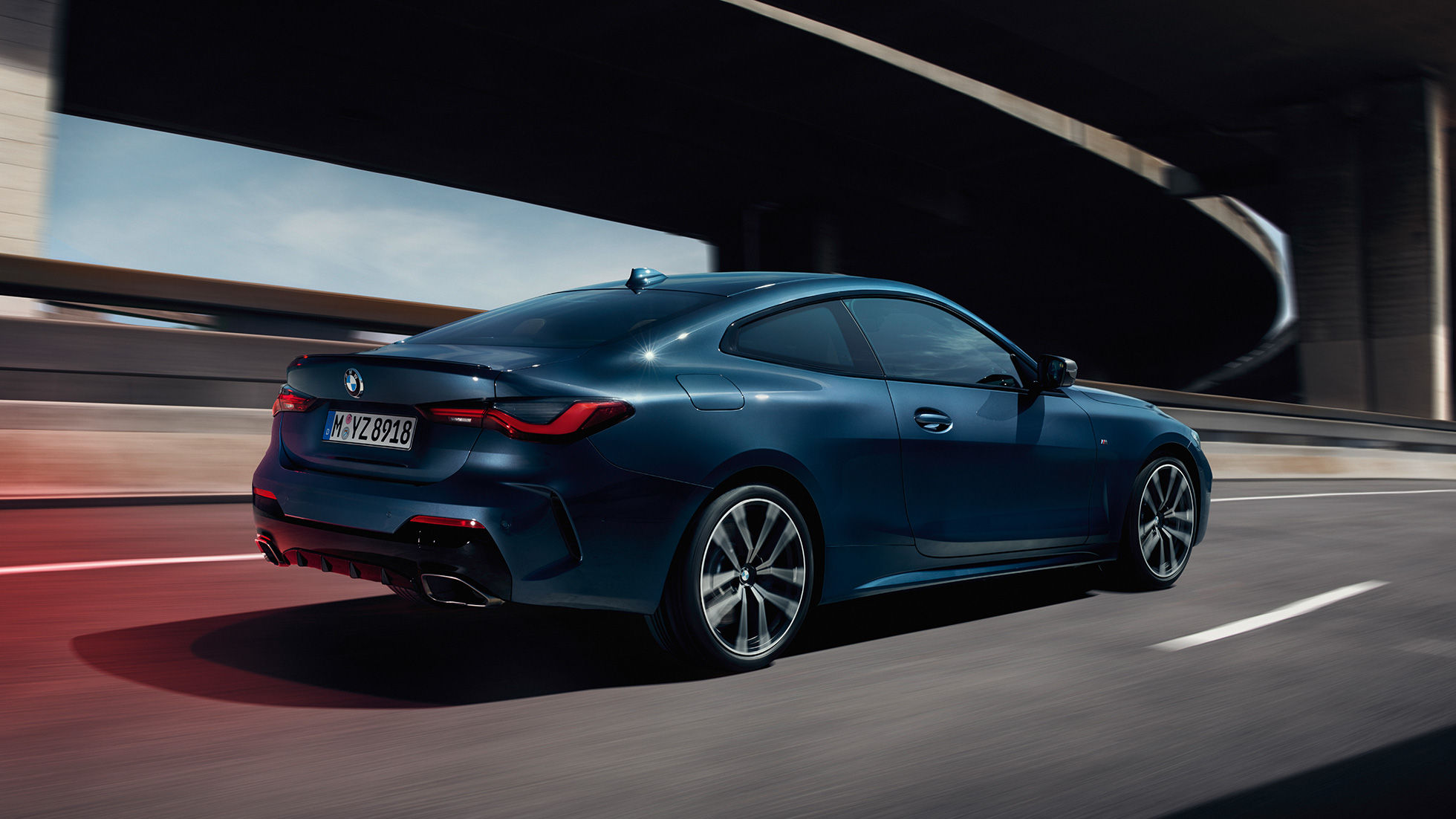 Три четвърти изглед отстрани BMW Серия 4 Купе G22 2020 BMW Серия 4 Купе G22 2020 Arctic Race Blue metallic три четвърти изглед отстрани в движение