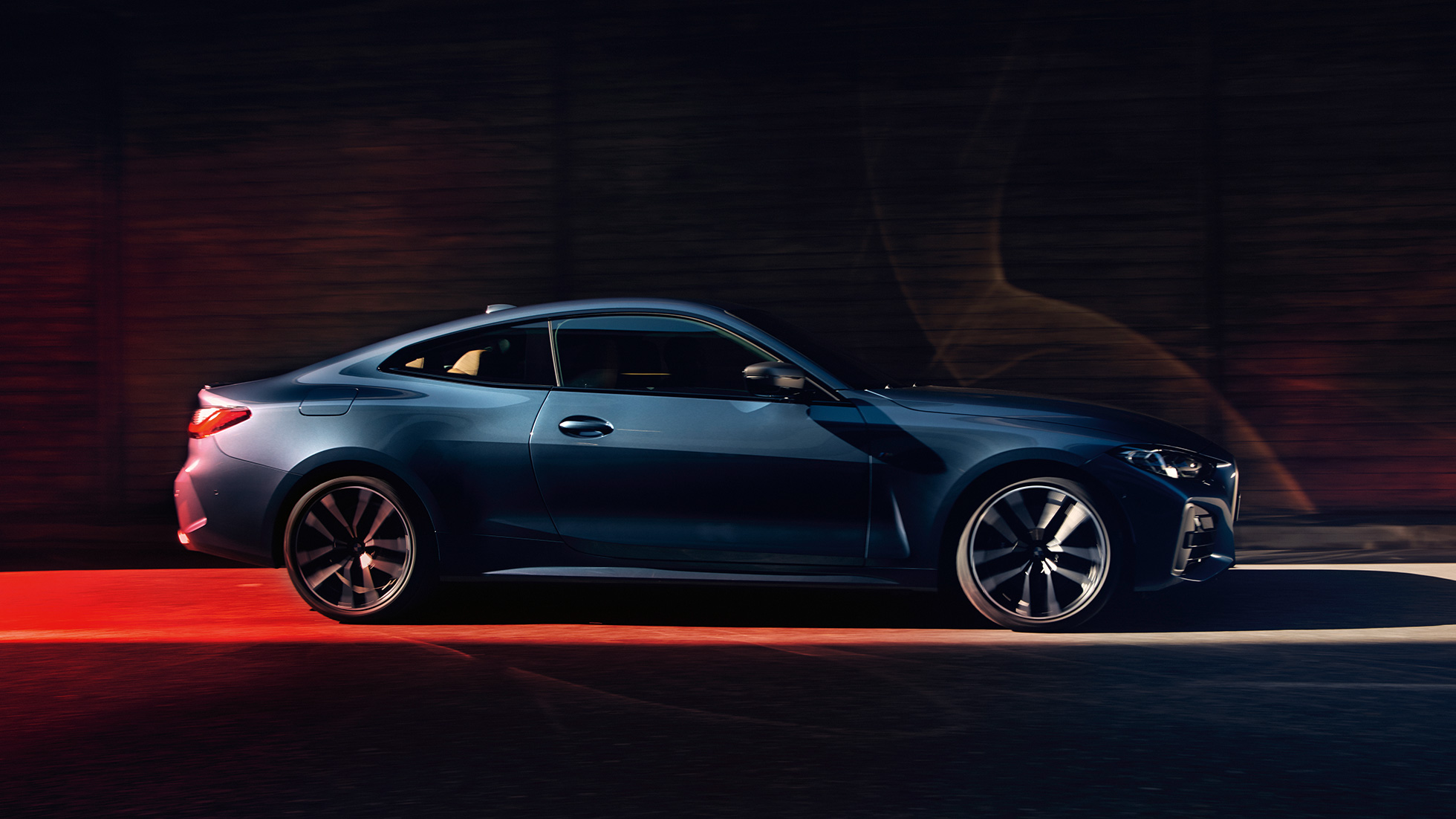 Изглед отстрани BMW Серия 4 Купе G22 2020 BMW Серия 4 Купе G22 2020 Arctic Race Blue metallic изглед отстрани в движение