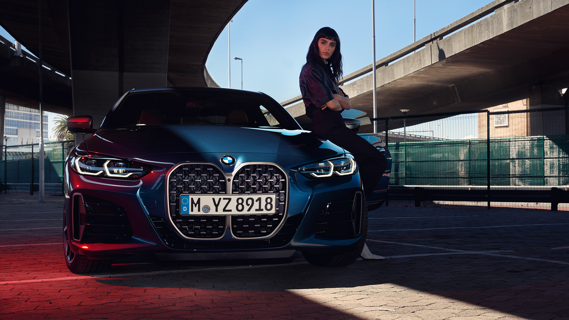 Изглед отпред с бъбрековидна радиаторна решетка и фарове BMW Серия 4 Купе G22 2020 BMW Серия 4 Купе G22 2020 Arctic Race Blue metallic три четвърти изглед отпред с двойна бъбрековидна радиаторна решетка и модел