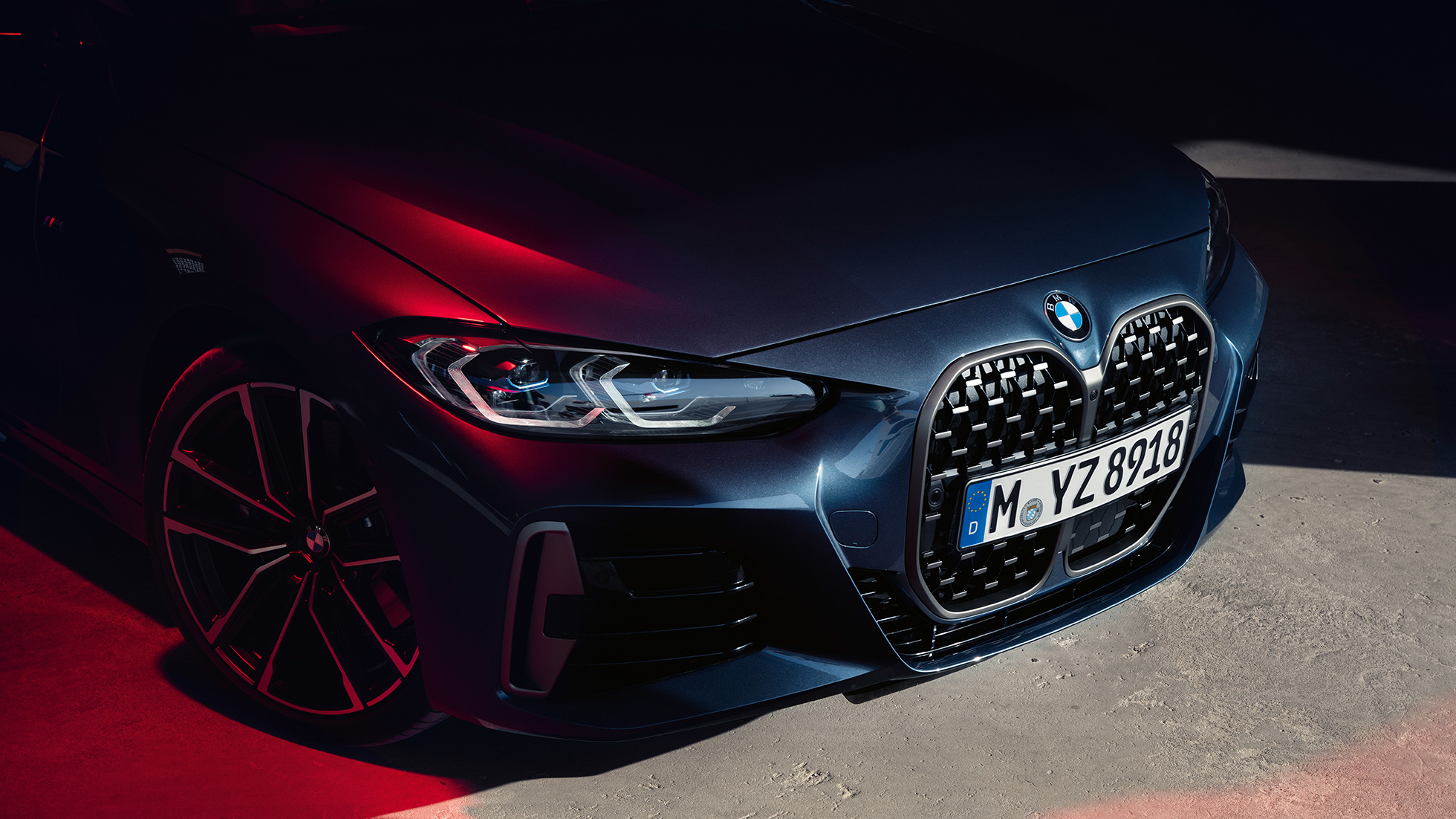 Три четвърти изглед отпред BMW бъбрековидна радиаторна решетка BMW Серия 4 Купе G22 2020 BMW Серия 4 Купе G22 2020 Arctic Race Blue metallic три четвърти изглед отпред BMW бъбрековидна радиаторна решетка