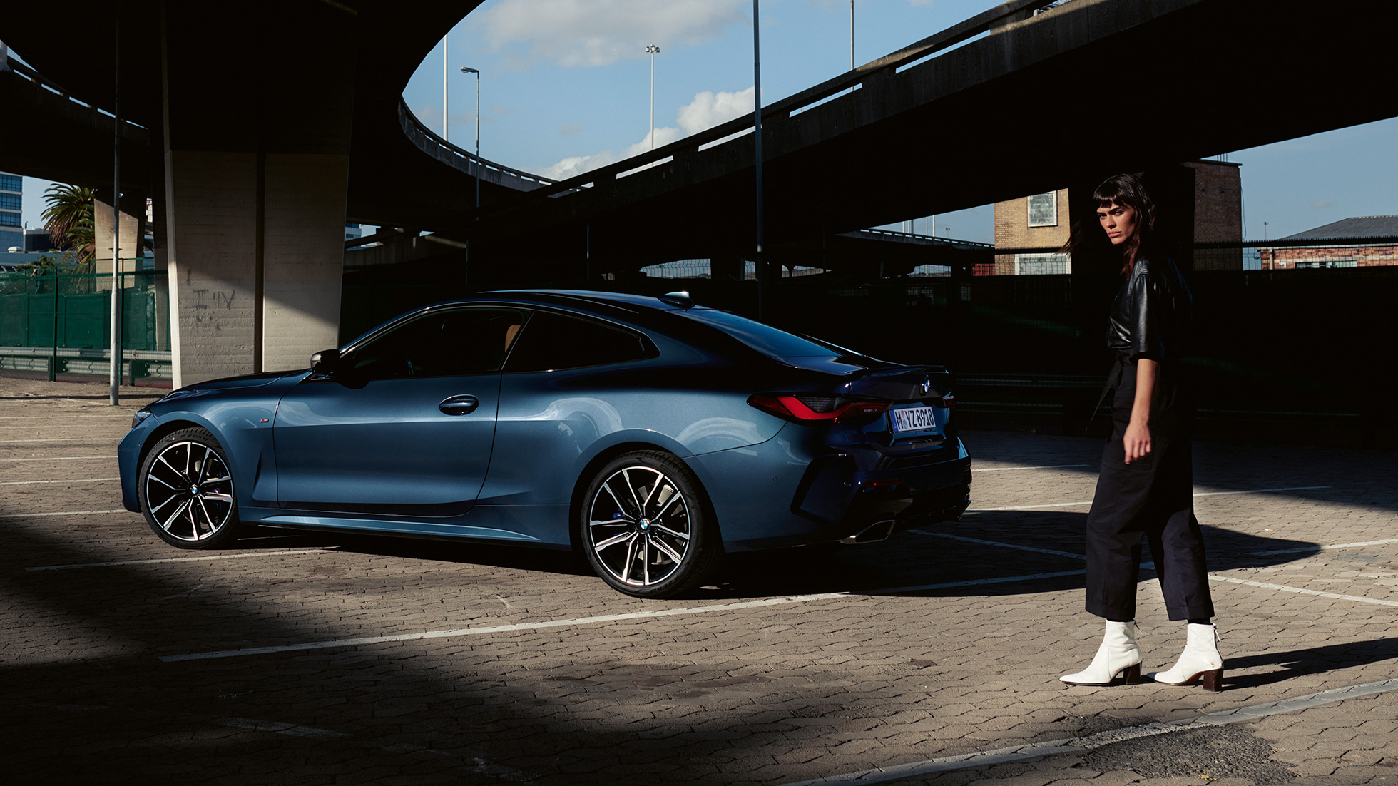 Изглед отстрани плавна линия на покрива BMW Серия 4 Купе G22 2020 BMW Серия 4 Купе G22 2020 Arctic Race Blue metallic изглед отстрани плавна линия на покрива