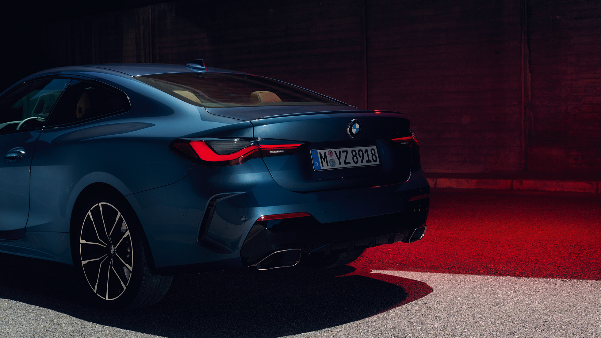 Три четвърти изглед двойни ауспухови накрайници BMW Серия 4 Купе G22 2020 BMW Серия 4 Купе G22 2020 Arctic Race Blue metallic три четвърти изглед отзад двойни ауспухови накрайници