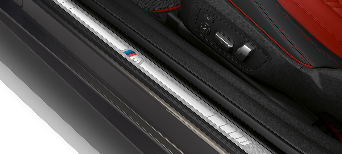 Лайстни на праговете BMW Серия 4 Купе G22 2020 Individual интериор Лайстни на праговете с надпис BMW Individual BMW Серия 4 Купе G22 2020 интериор кокпит