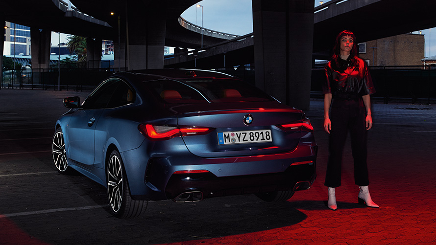 BMW Серия 4 Купе (G22), Artic Race Blue metallic изглед отзад с модел BMW Серия 4 Купе (G22), Artic Race Blue metallic изглед отзад с модел