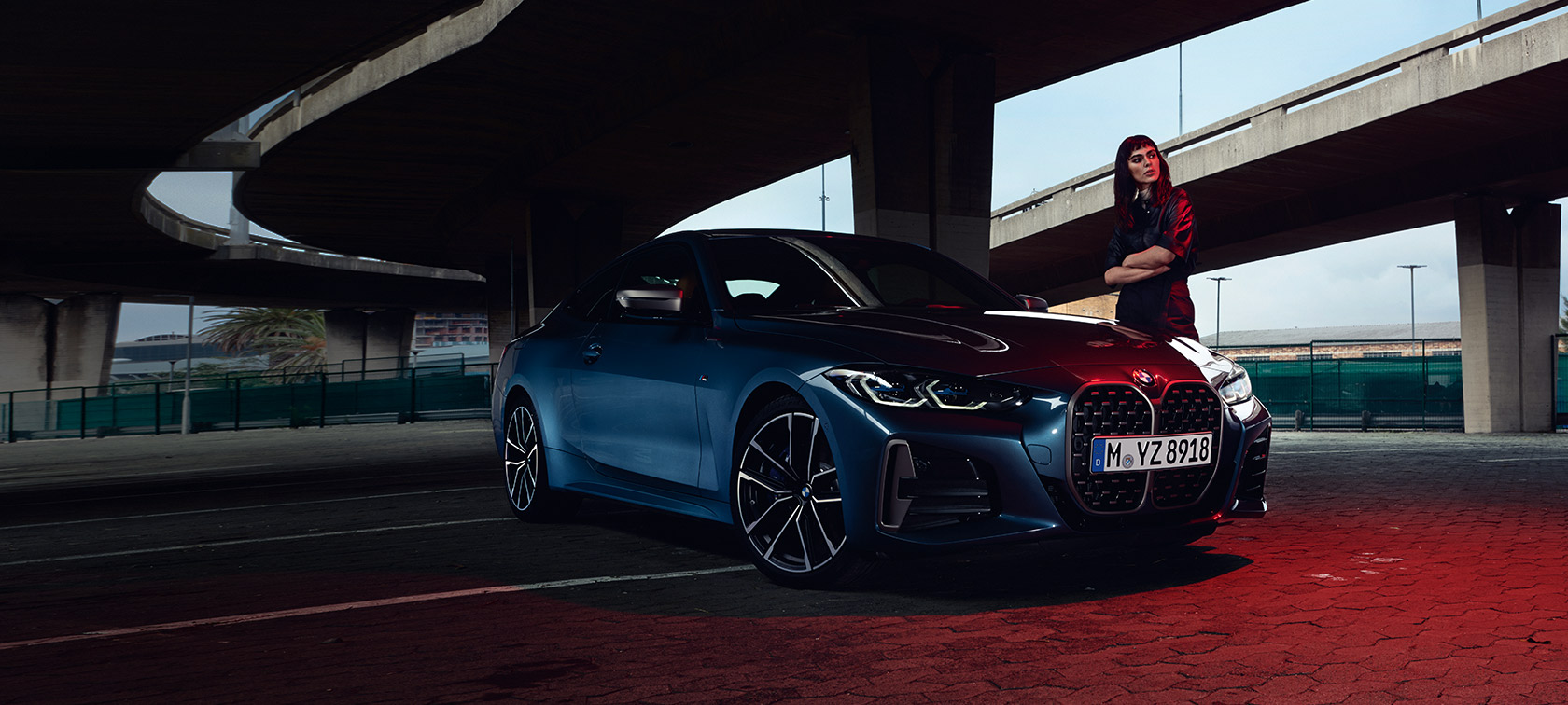 BMW M440i xDrive Купе G22 2020 три четвърти изглед отпред с модел