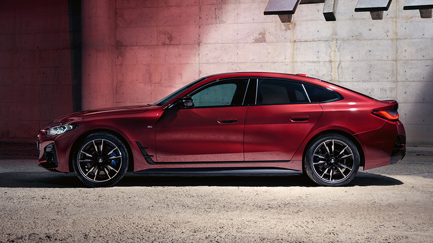 BMW Серия 4 Гран Купе G26 BMW Individual Aventurine Red metallic изглед отстрани BMW Серия 4 Гран Купе G26 BMW Individual Aventurine Red metallic изглед отстрани