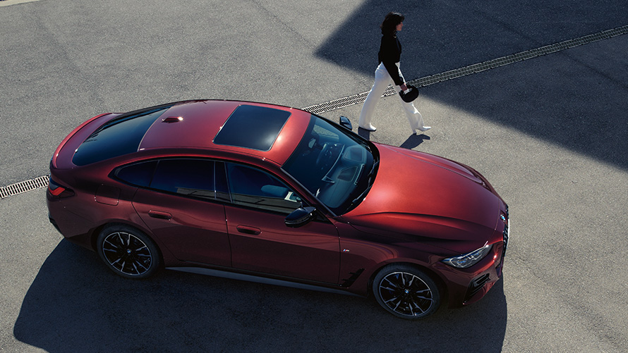 BMW Серия 4 Гран Купе G26 BMW Individual Aventurine Red metallic от перспектива птичи поглед BMW Серия 4 Гран Купе G26 BMW Individual Aventurine Red metallic от перспектива птичи поглед