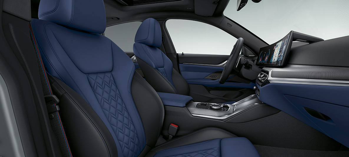 Кожено оборудване BMW Individual 'Merino’ Fjord Blue/Black BMW Серия 4 Гран Купе G26 2021 интериор Разширено кожено оборудване BMW Individual 'Merino’ Fjord Blue/Black BMW Серия 4 Гран Купе G26 2021 интериор кокпит