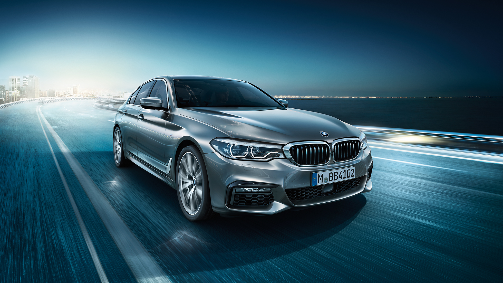 Дизайн BMW Серия 5 Седан BMW Серия 5 Седан 540i Седан G30 Bluestone metallic три четвърти изглед отпред