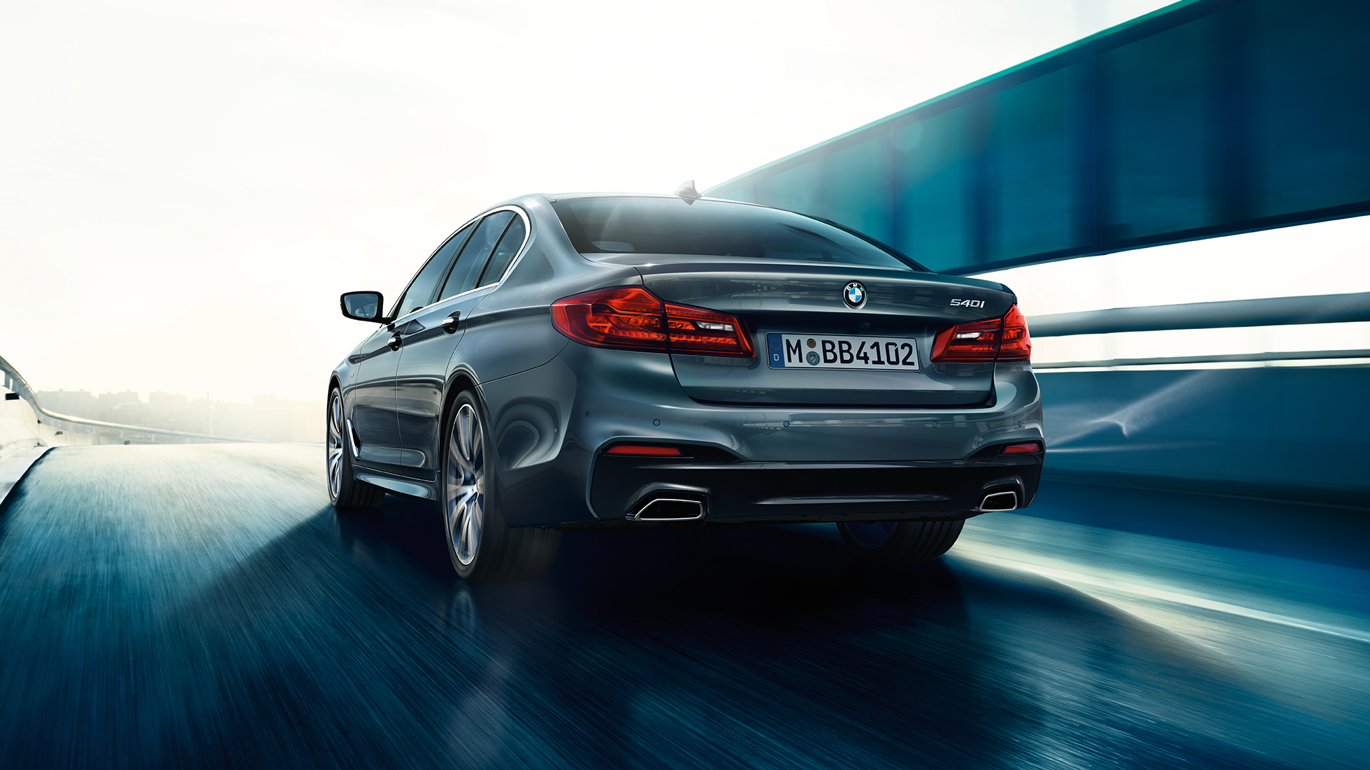 Задна част BMW Серия 5 Седан BMW Серия 5 Седан 540i Седан G30 Bluestone metallic изглед отзад