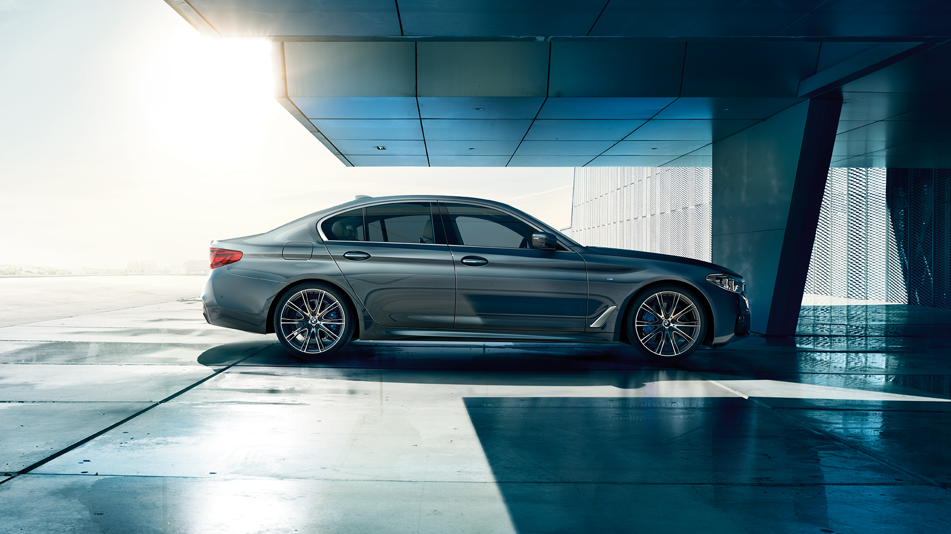 Изглед отстрани BMW Серия 5 Седан BMW Серия 5 Седан 540i Седан G30 Bluestone metallic изглед отстрани
