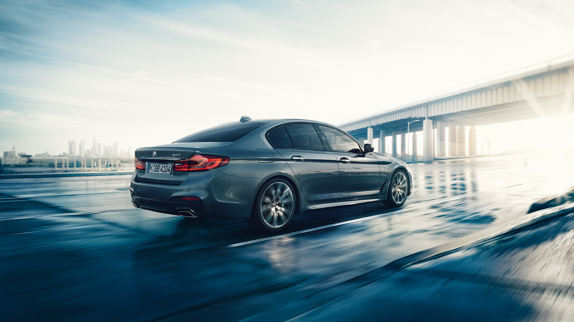 Задна част BMW Серия 5 Седан Задна част BMW Серия 5 Седан акценти 540i Седан G30 Bluestone metallic три четвърти изглед отзад