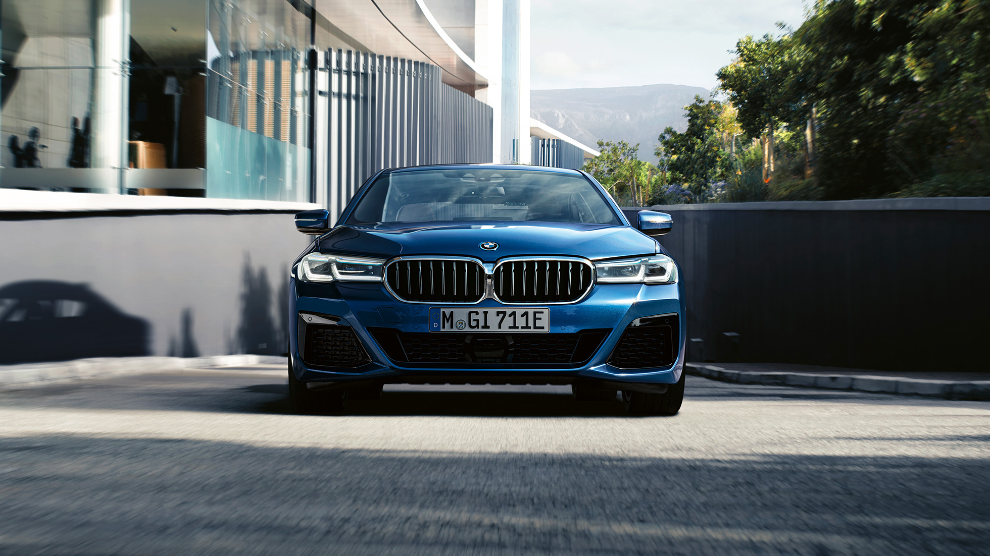 Двойна бъбрековидна радиаторна решетка и предна броня BMW Серия 5 Седан G30 Двойна бъбрековидна радиаторна решетка и предна броня BMW Серия 5 Седан G30 фейслифт 2020 Phytonic Blue снимка отблизо отпред