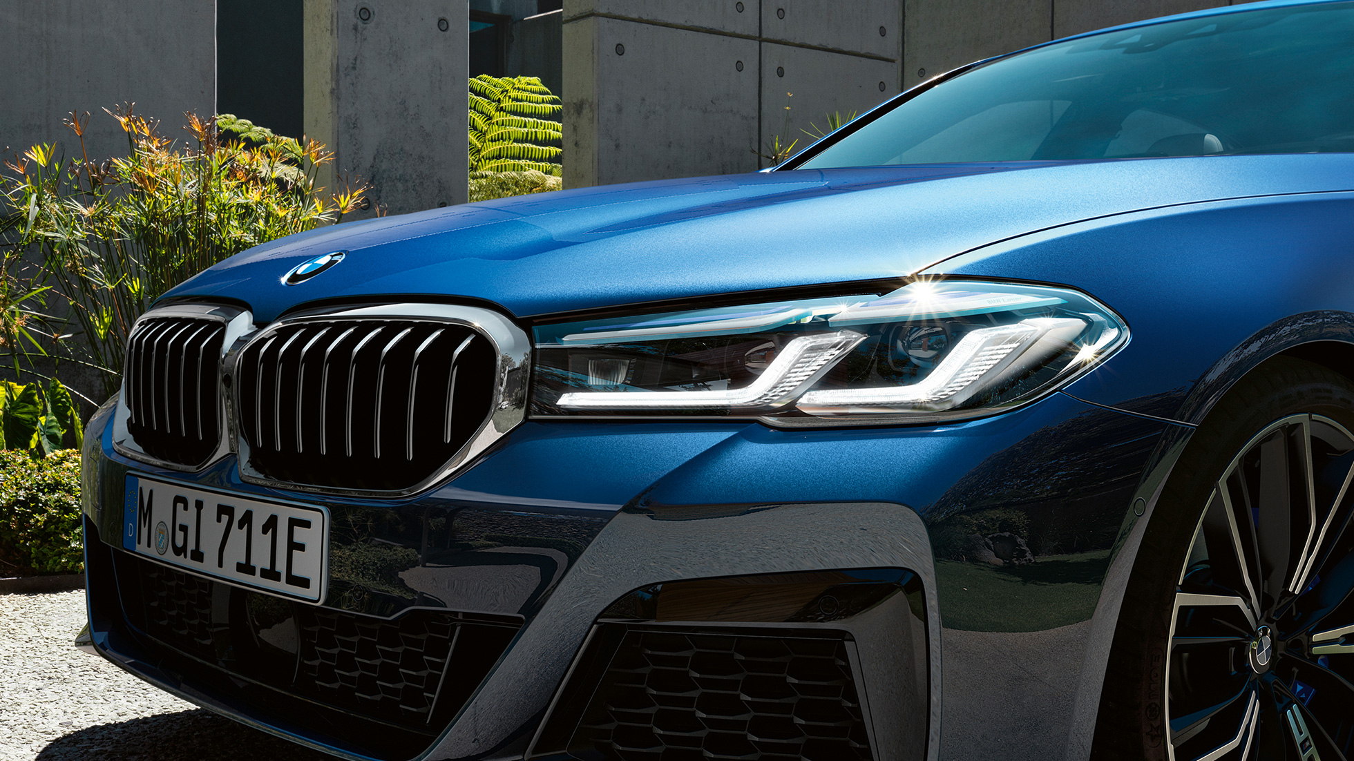 BMW Лазерни светлини BMW Серия 5 Седан G30 BMW Лазерни светлини BMW Серия 5 Седан G30 фейслифт 2020 Phytonic Blue снимка отблизо отпред