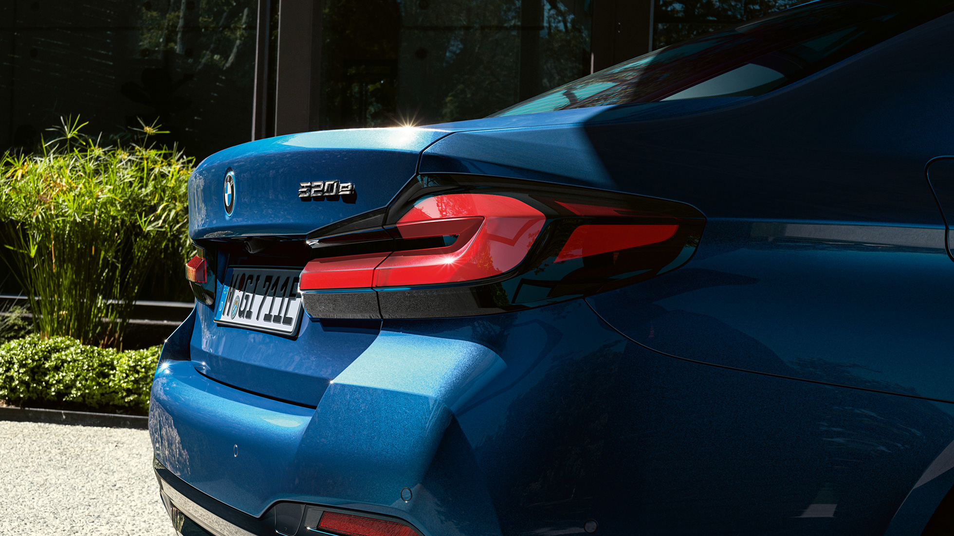 Триизмерни задни светлини BMW Серия 5 Седан G30 Триизмерни задни светлини BMW Серия 5 Седан G30 фейслифт 2020 Phytonic Blue снимка отблизо отзад