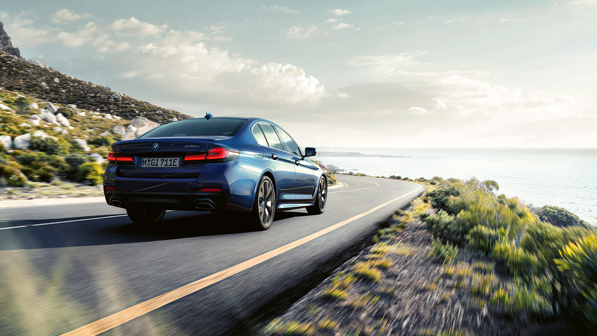 Динамика на управлението BMW Серия 5 Седан G30 Динамика на управлението BMW Серия 5 Седан G30 фейслифт 2020 Phytonic Blue три четвърти изглед отзад в движение