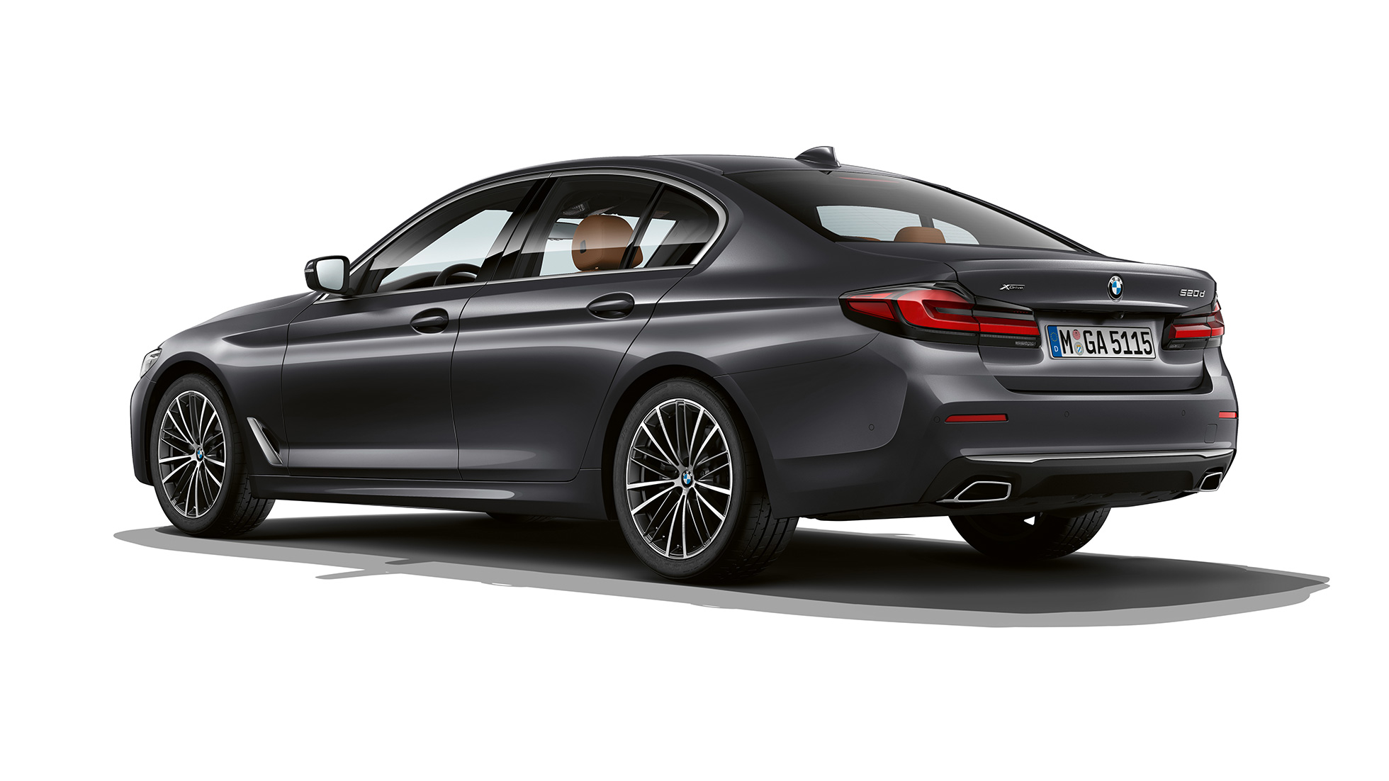 BMW Серия 5 Седан G30 базов модел отзад BMW Серия 5 Седан 540i G30 2020 базово оборудване в цвят Sophisto Grey три четвърти изглед отзад
