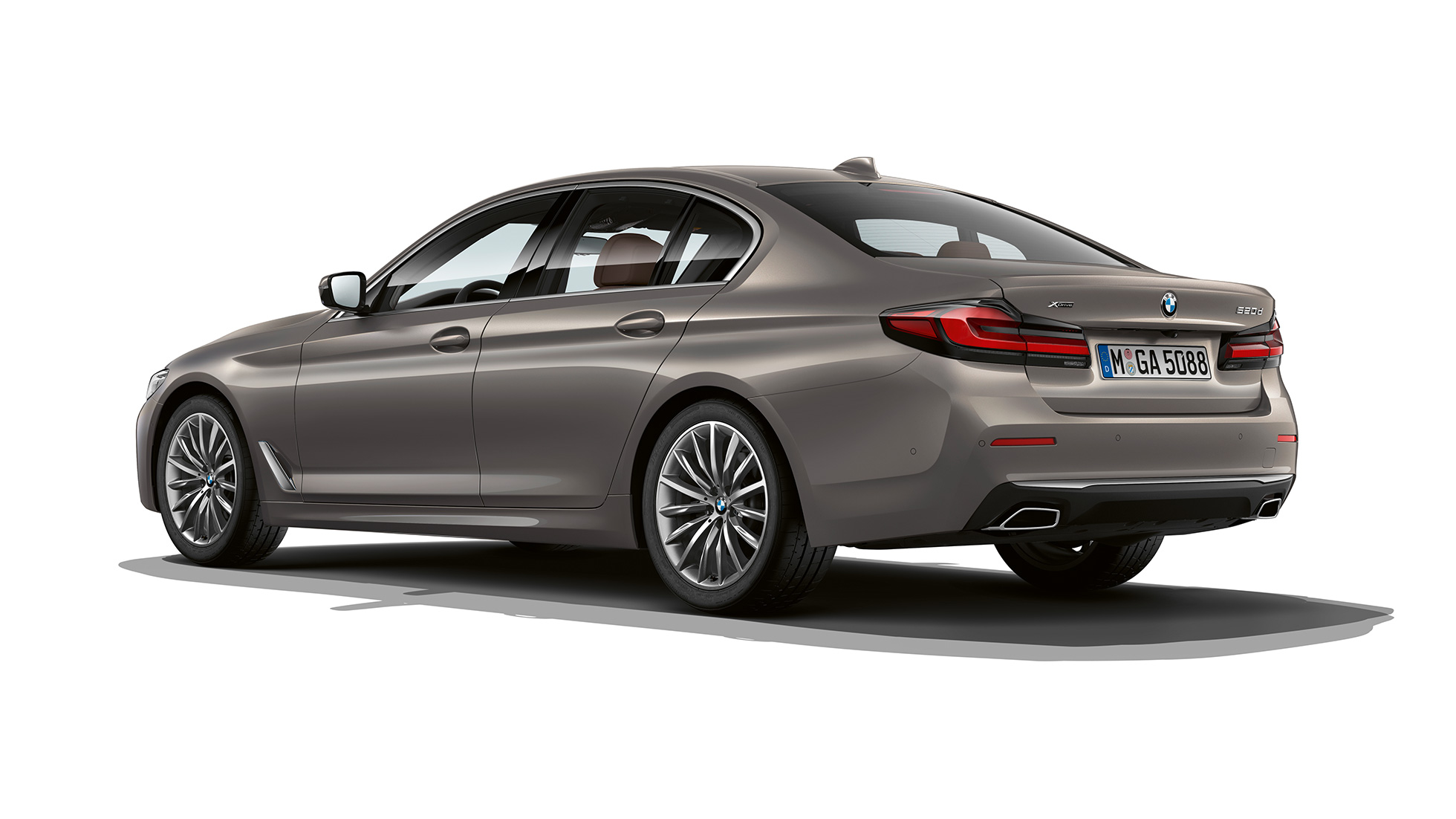 BMW Серия 5 Седан G30 Luxury Line отзад BMW Серия 5 Седан 520d xDrive G30 2020 Luxury Line в цвят Bernina Grey три четвърти изглед отзад