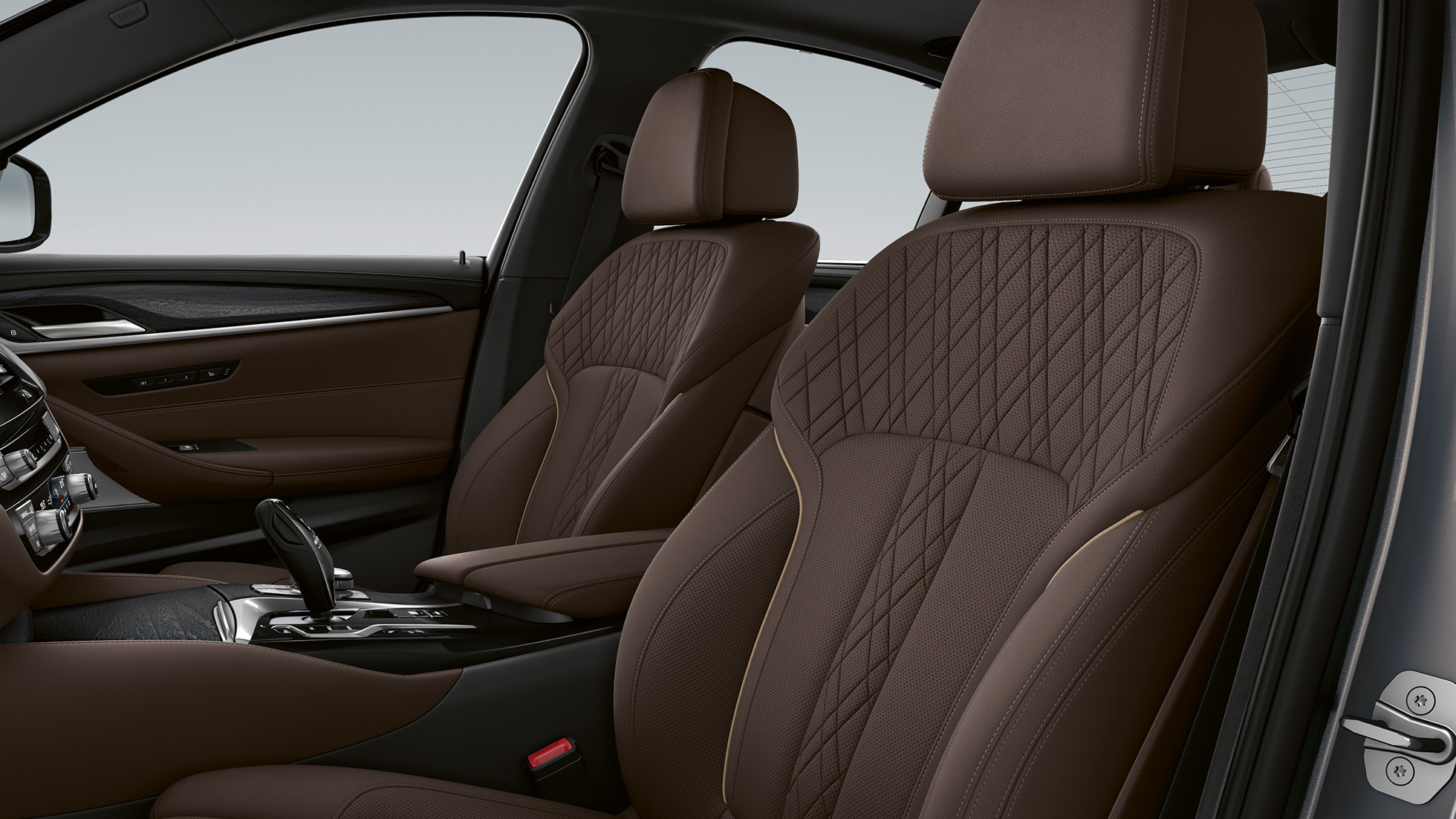 BMW Серия 5 Седан G30 Luxury Line Тапицерия от ексклузивна кожа 'Nappa' Mocha с ексклузивни шевове и кант в контрастен цвят BMW Серия 5 Седан 520d xDrive G30 2020 Luxury Line интериор