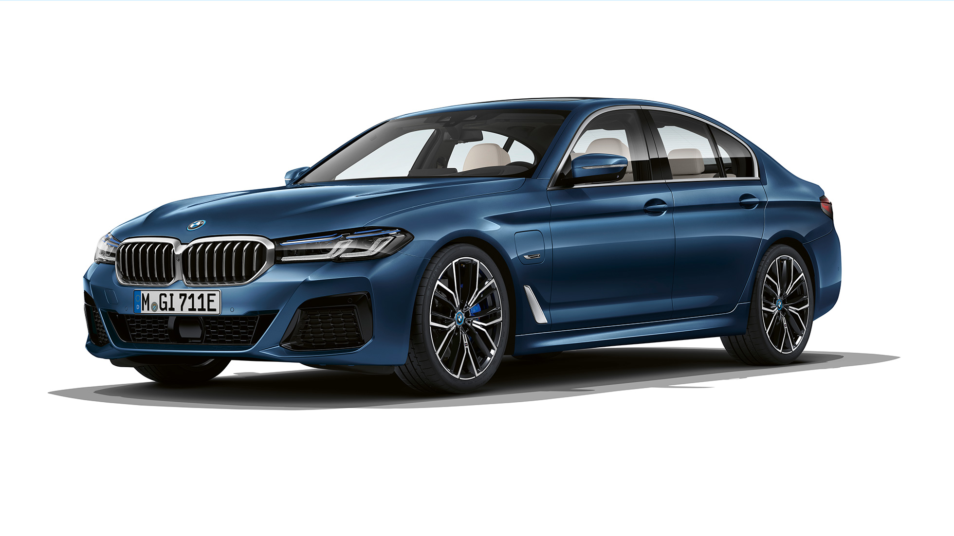 BMW Серия 5 Седан G30 Plug-in хибрид M Спортен Пакет отпред BMW Серия 5 Седан 520d xDrive G30 2020 M Спортен Пакет в цвят Alpine White три четвърти изглед отпред
