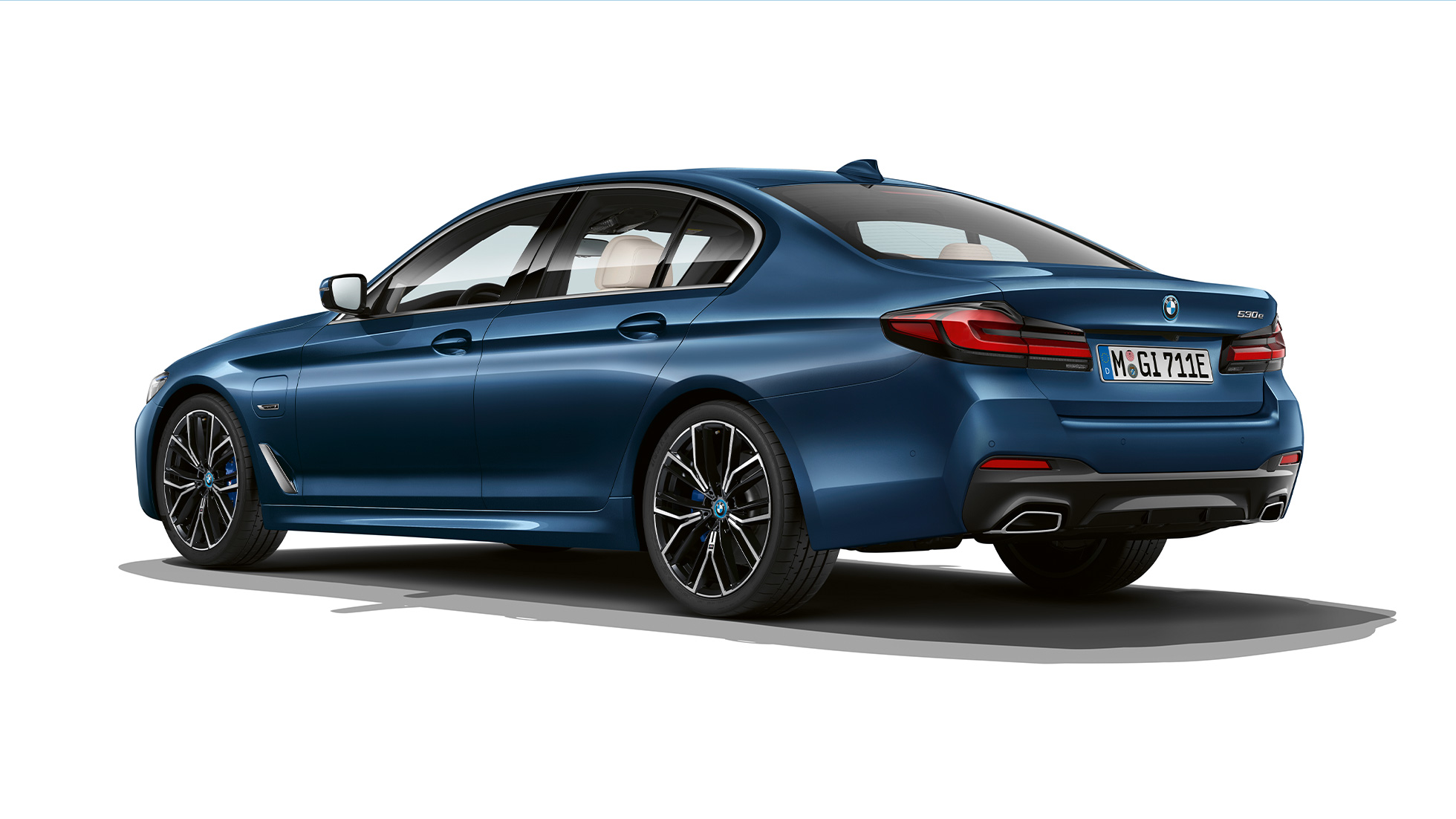 BMW Серия 5 Седан G30 Plug-in хибрид M Спортен Пакет отзад BMW Серия 5 Седан 520d xDrive G30 2020 M Спортен Пакет в цвят Alpine White три четвърти изглед отзад