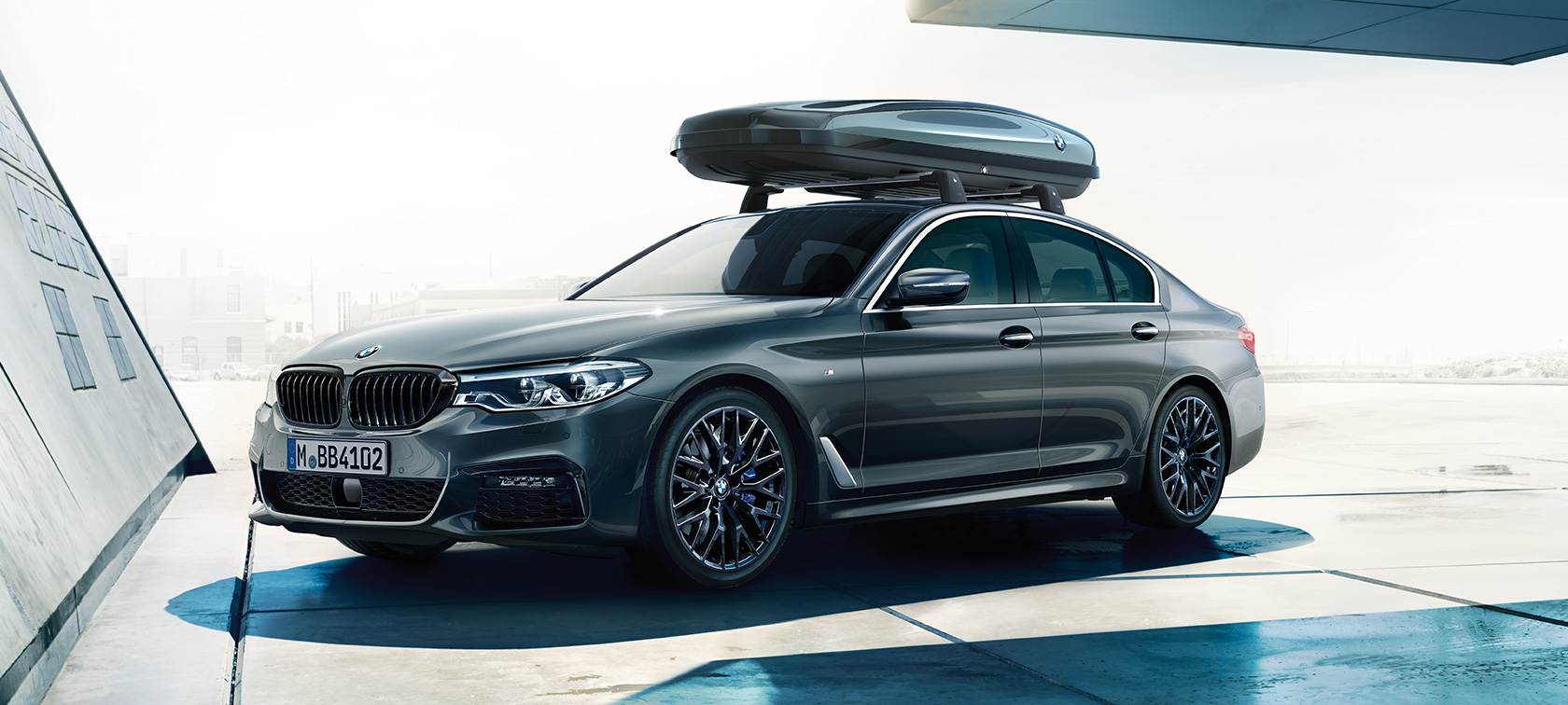 Аксесоари BMW Серия 5 Седан G30 BMW Серия 5 Седан с BMW кутия за покрива 520