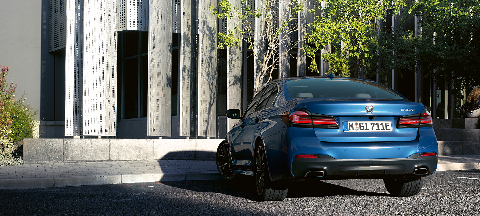 BMW Серия 5 Седан в покой BMW Серия 5 Седан G30 фейслифт 2020 Phytonic Blue