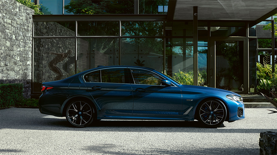 Екстериор BMW Серия 5 Седан G30 BMW Серия 5 Седан G30 фейслифт 2020 Phytonic Blue изглед отстрани, паркирано