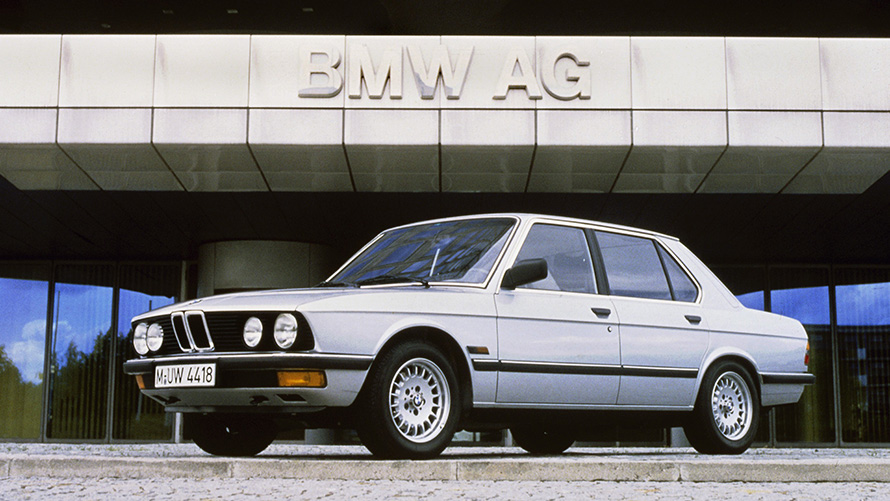 BMW Серия 5 Седан (E28) три четвърти изглед отпред в покой BMW Серия 5 Седан (E28) три четвърти изглед отпред в покой