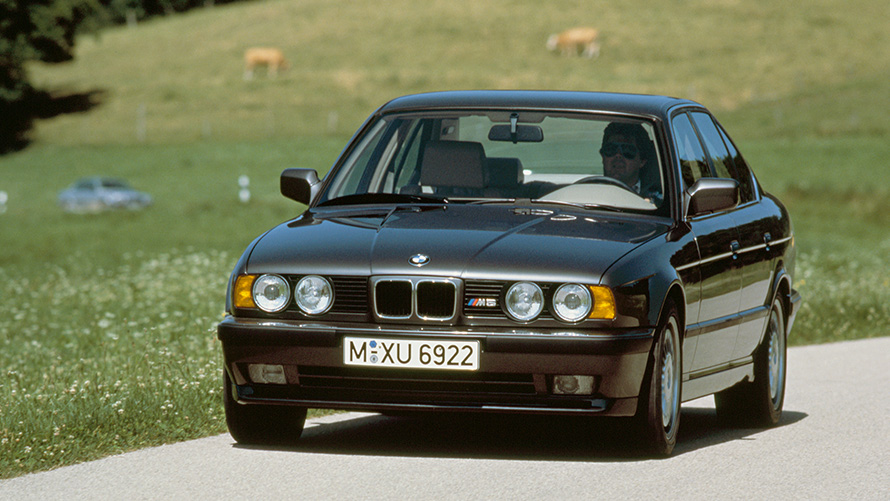 BMW M Седан (E34) три четвърти изглед отпред в движение BMW M Седан (E34) три четвърти изглед отпред в движение