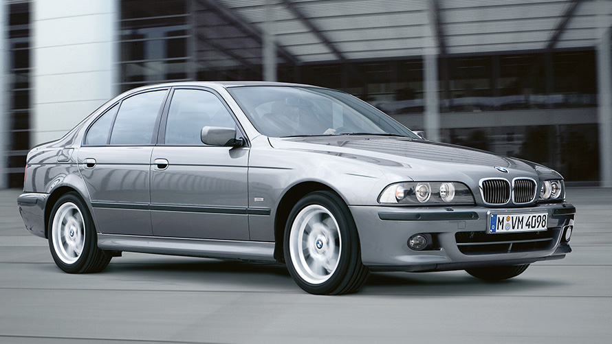 BMW Серия 5 Седан (E39) три четвърти изглед отстрани в движение BMW Серия 5 Седан (E39) три четвърти изглед отстрани в движение