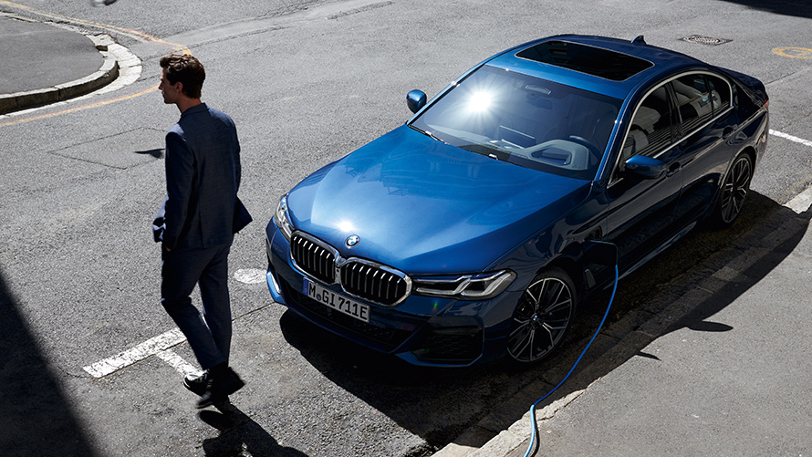 BMW 530e Седан (G30) три четвърти изглед отпред при зареждане BMW 530e Седан (G30) три четвърти изглед отпред при зареждане