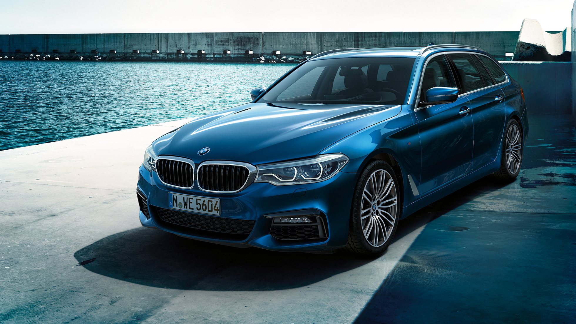 Дизайн BMW Серия 5 Туринг BMW Серия 5 Туринг 530d xDrive Туринг G31 Mediterranean Blue metallic три четвърти изглед отпред
