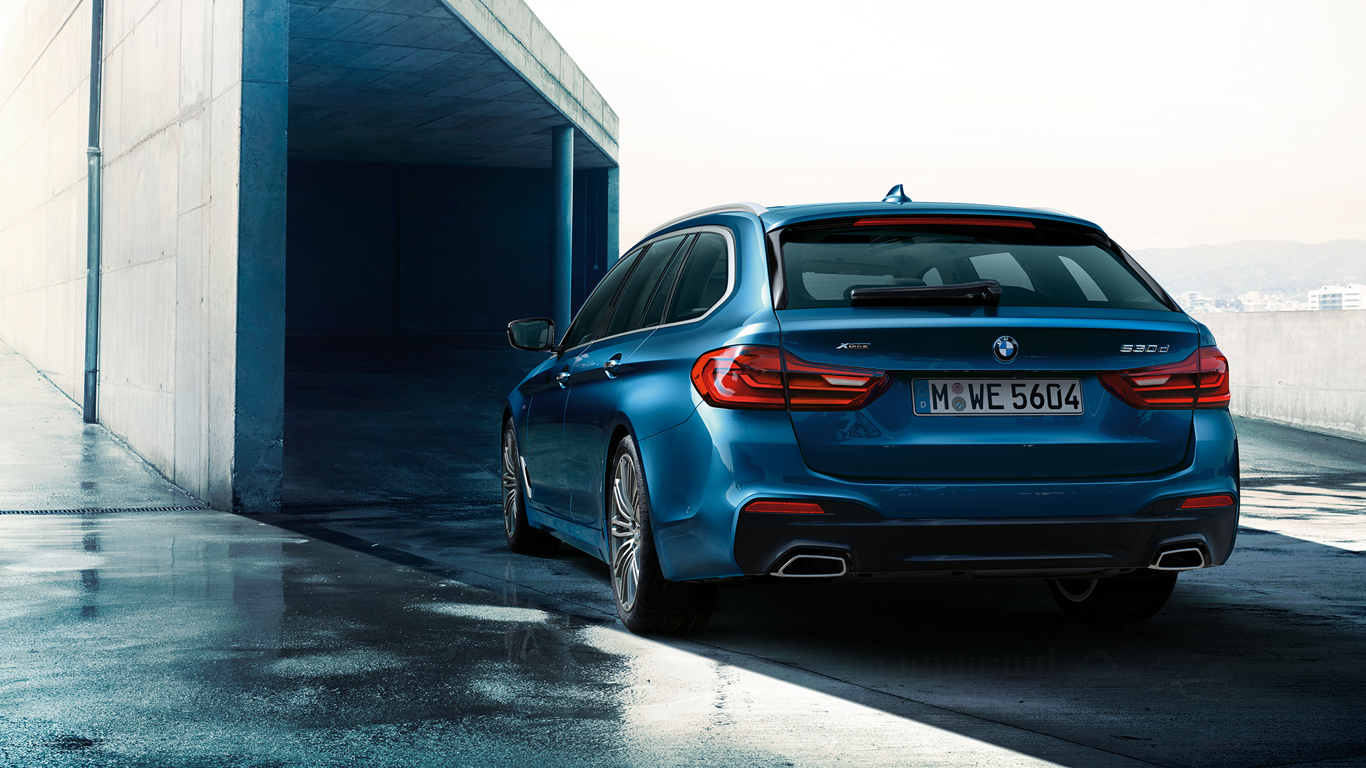 Дизайн на задната част BMW Серия 5 Туринг BMW Серия 5 Туринг 530d xDrive Туринг G31 Mediterranean Blue metallic три четвърти изглед отзад