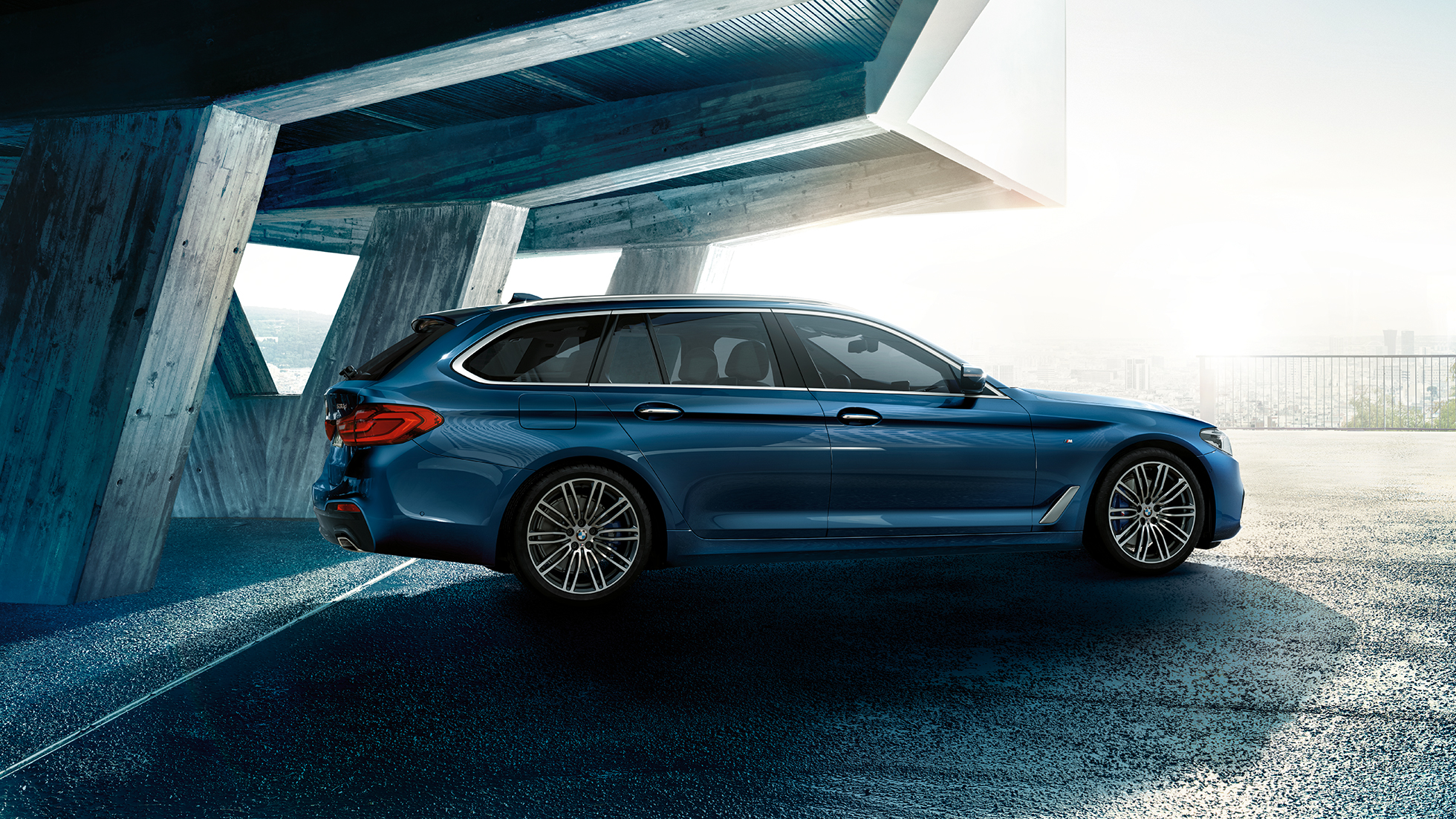 Страничен дизайн BMW Серия 5 Туринг BMW Серия 5 Туринг 530d xDrive Туринг G31 Mediterranean Blue metallic три четвърти изглед отстрани