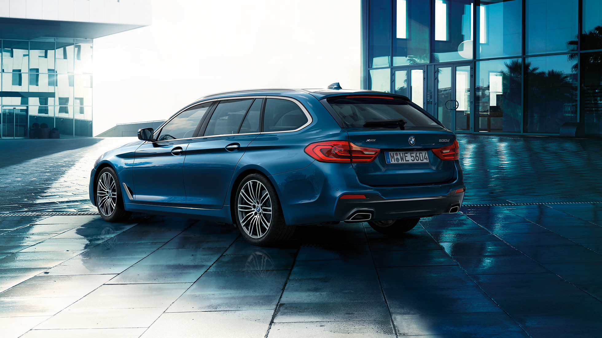 Екстериор BMW Серия 5 Туринг Екстериор BMW Серия 5 Туринг акценти 530d xDrive Туринг G31 Mediterranean Blue metallic три четвърти изглед отзад