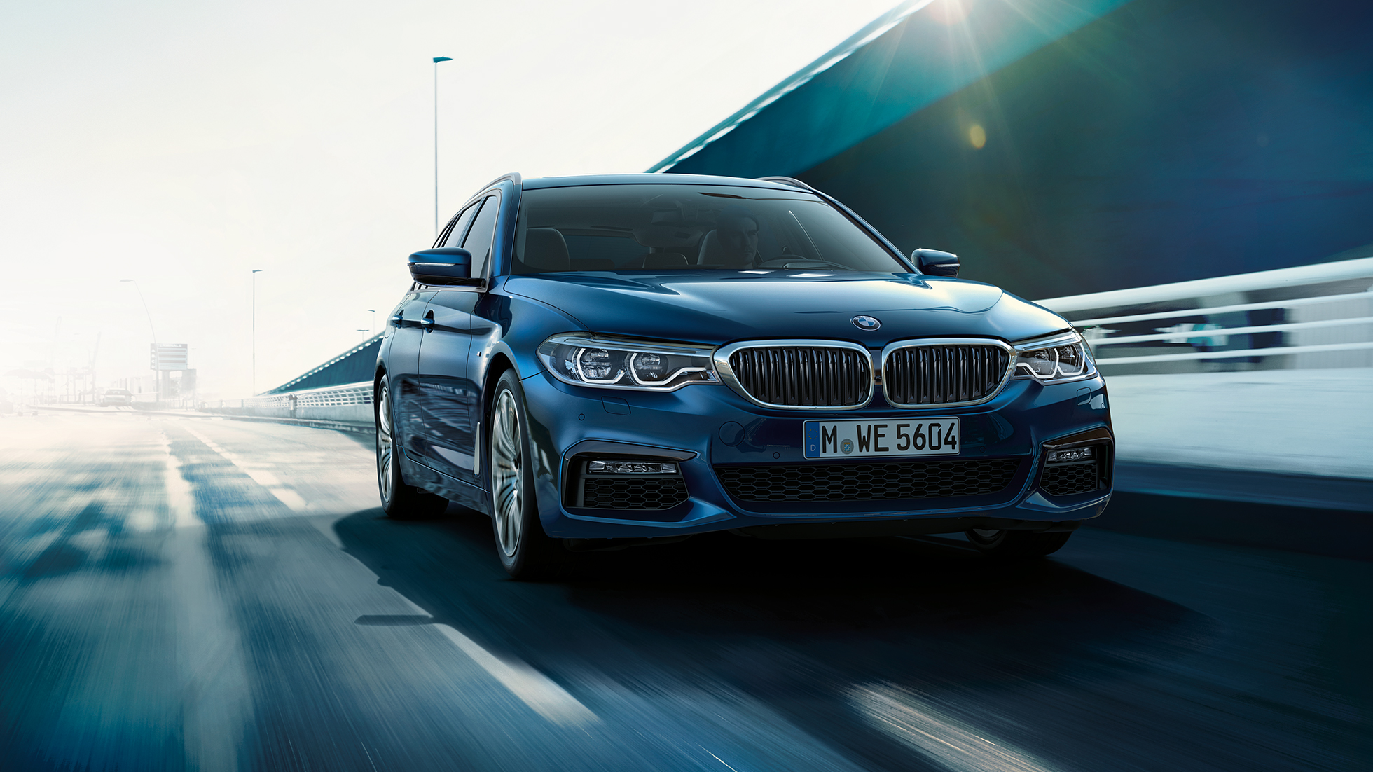 Динамика на управлението BMW Серия 5 Туринг Динамика на управлението BMW Серия 5 Туринг акценти 530d xDrive Туринг G31 Mediterranean Blue metallic три четвърти изглед отпред