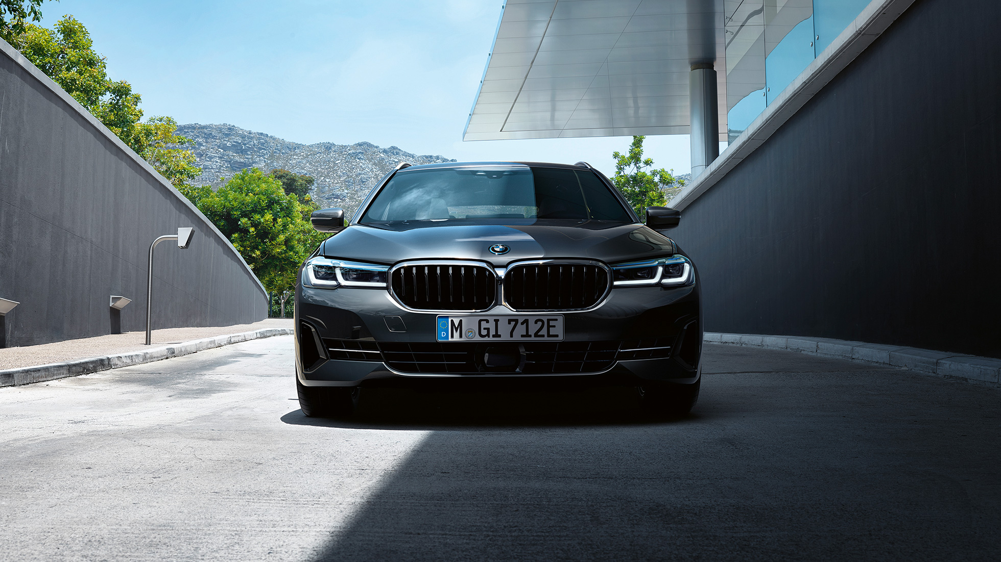 BMW бъбрековидна радиаторна решетка и предна броня BMW Серия 5 Туринг G31 BMW бъбрековидна радиаторна решетка и предна броня BMW Серия 5 Туринг G31 фейслифт 2020 Sophisto Grey снимка отблизо отпред